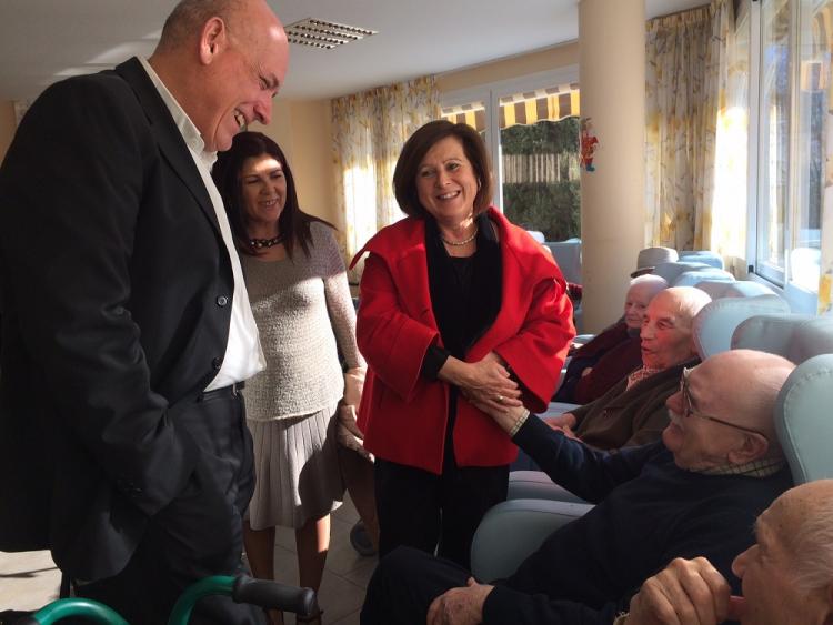 La consejera y el alcalde en la visita a la residencia.