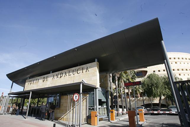 Edificio de Torretriana, que alberga, entre otras, Educación y Turismo. Edificio de Torretriana, que alberga, entre otras, Educación y Turismo.
