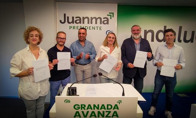 El presidente provincial del PP con los parlamentarios electos.