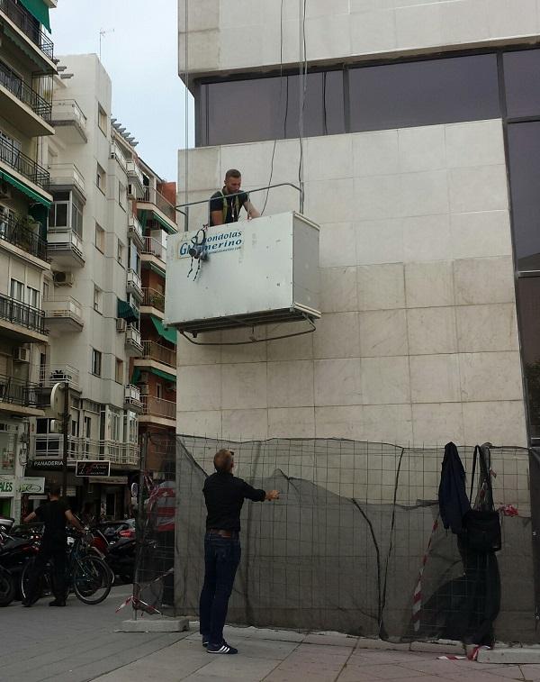 Operarios en el exterior del edificio de La Caleta.