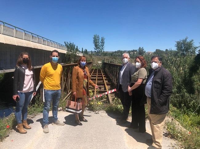 La alcaldesa, y otros representantes municipales, con el diputado de Obras y la diputada provincial de IU.