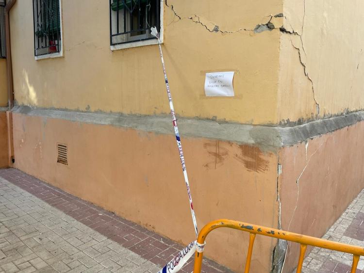 Cartel con un mensaje de protesta en un edificio acotado en el Zaidín.