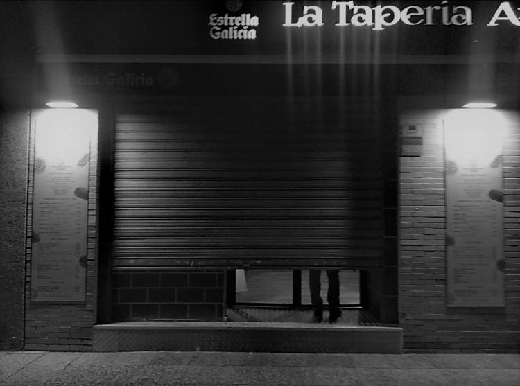 Un establecimiento hostelero del Zaidín, en el momento del cierre.