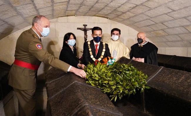 Ofrenda de la corona de laureles en la cripta de los Reyes Católicos el 2 de enero de 2022.