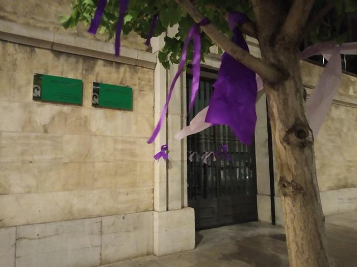 Lazos morados a las puertas de La Normal, sede de la Junta. Lazos morados a las puertas de La Normal, sede de la Junta.