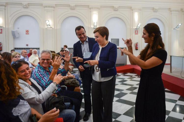 Sandra García e Higinio Almagro saludan a una de las participantes en la reunión.