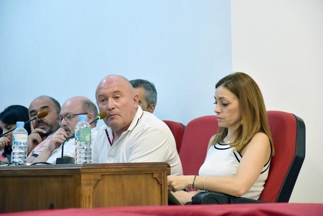 Lidia Sánchez, junto a Rafael Azor, en el último pleno.