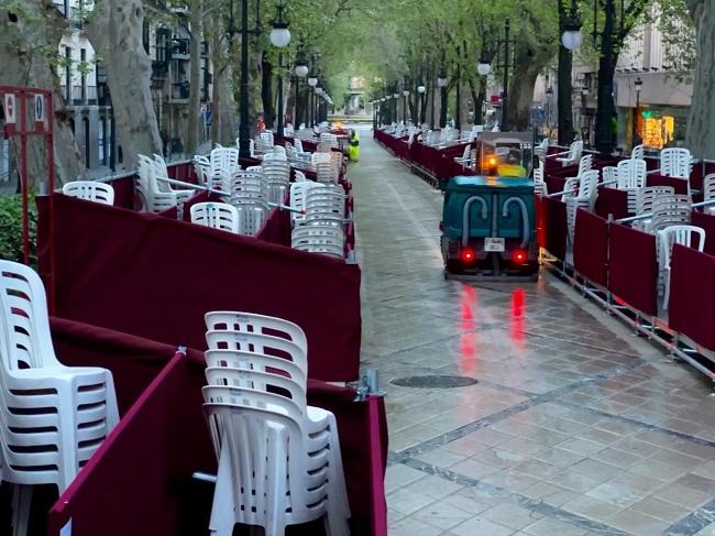 Tareas de limpieza en la Carrera de la Virgen, nuevo tramo de la carrera oficial.