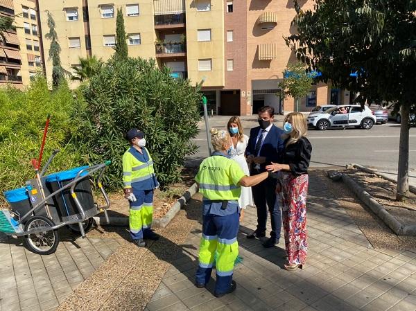 El alcalde y las concejalas de Mantenimiento y Medio Ambiente, en la visita a distritos este lunes.