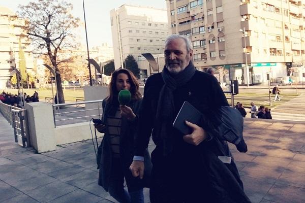 Manuel Lorente a su llegada al juicio el lunes.