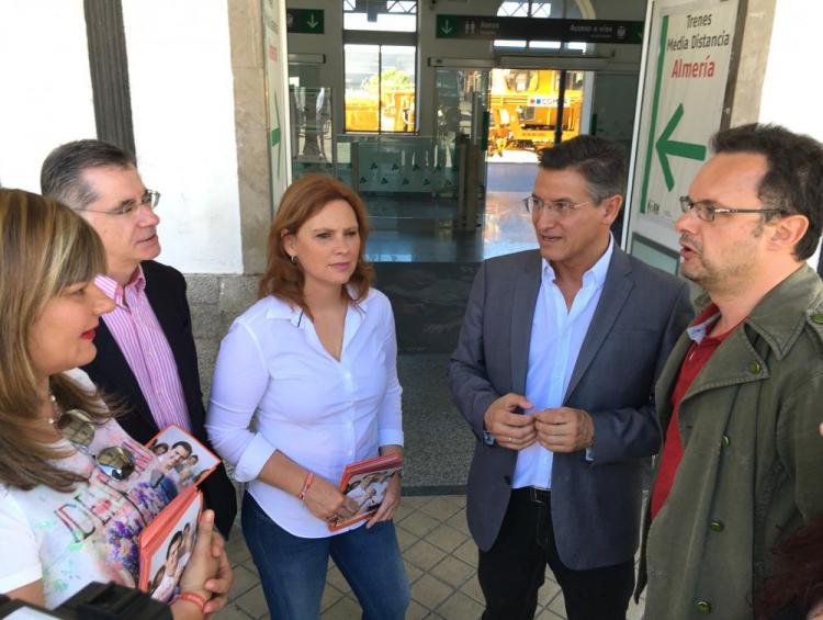 Candidatos de Ciudadanos en la estación de RENFE.