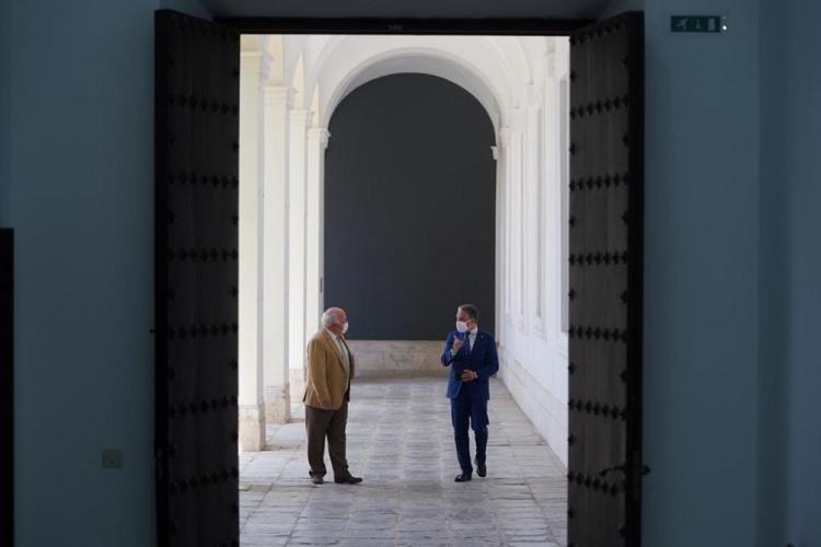 El consejero de la Presidencia, Administración Pública e Interior y portavoz del Gobierno, Elías Bendodo, y el titular de Salud y Familias, Jesús Aguirre, en los pasillos de San Telmo.