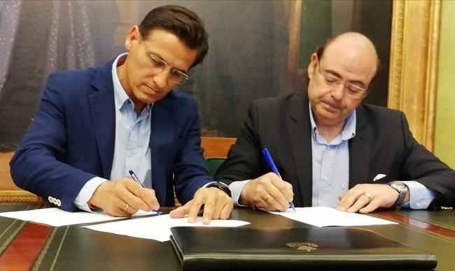Luis Salvador y Sebastián Pérez, en la firma del acuerdo de áreas de competencias.