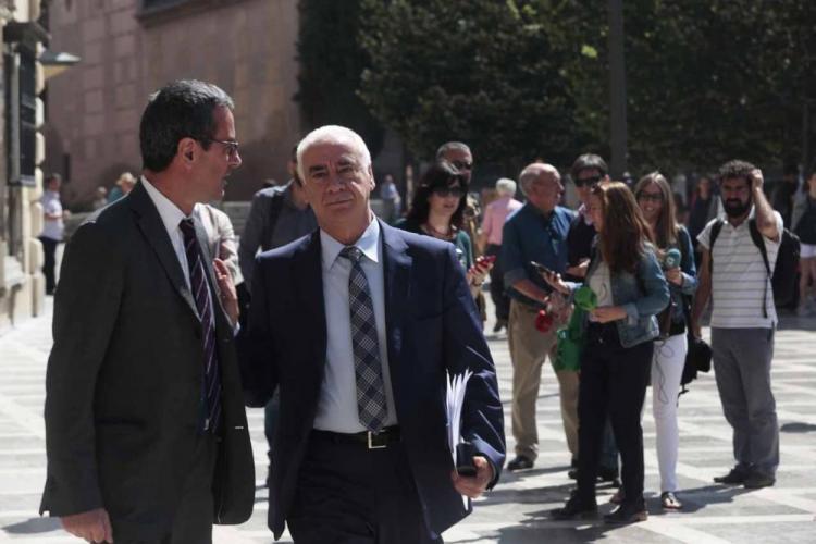 Alonso, con su abogado, a la salida del TSJA.