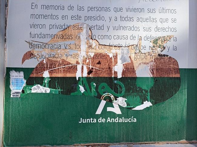 Imagen de enero de este año del cartel que recuerda, como Lugar de Memoria Histórica de Andalucía, el arco de entrada a la antigua prisión provincial.