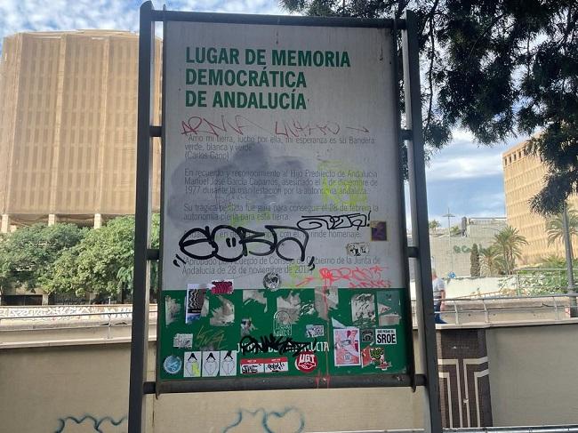 Placa de Lugar de la Memoria, en recuerdo de Manuel José García Caparrós, en el lugar de Málaga donde fue asesinado, en un estado lamentable, que avergüenza.
