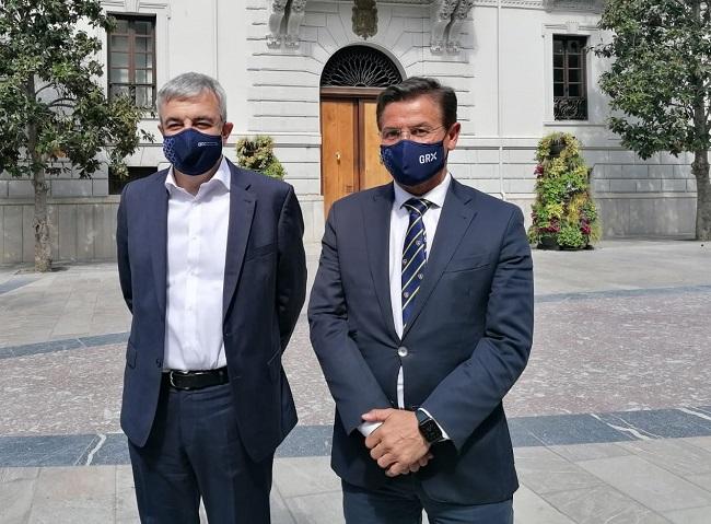 Luis Garicano y Luis Salvador, a las puertas del Ayuntamiento de Granada.