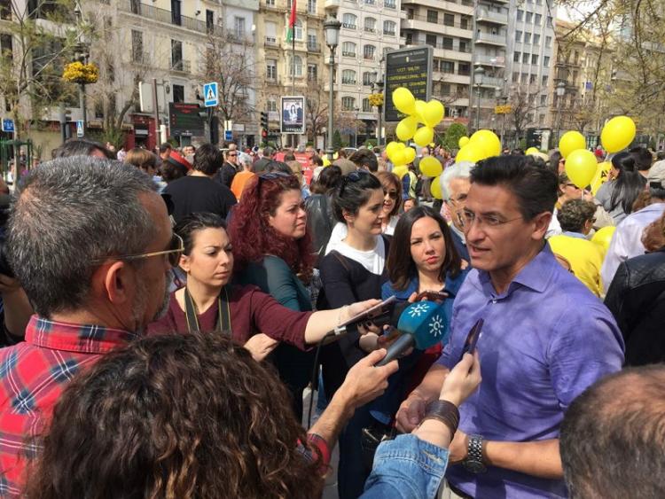 Luis Salvador atiende a los medios antes de participar en la manifestación. Luis Salvador atiende a los medios antes de participar en la manifestación.