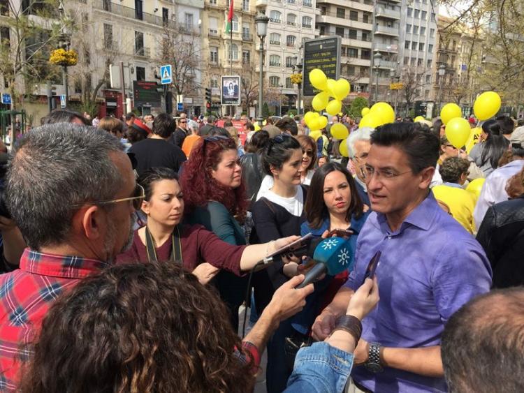 Luis Salvador atiende a los medios antes de participar en la manifestación.