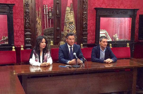 Luis Salvador, junto a Lorena Rodríguez y Manuel Olivares. Luis Salvador, junto a Lorena Rodríguez y Manuel Olivares.