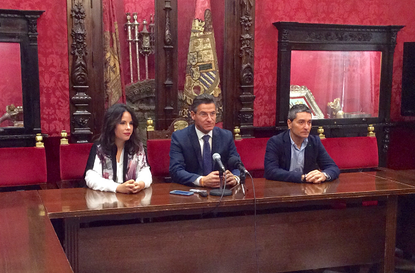 Luis Salvador, junto a Lorena Rodríguez y Manuel Olivares.