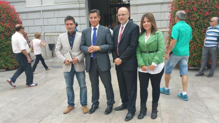 Luis Salvador, segundo por la izquierda, junto al resto de concejales de Ciudadanos. 