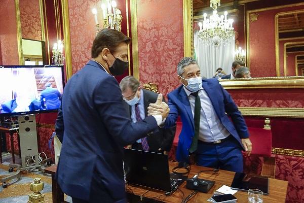 Luis Salvador saluda a Manuel Olivares tras la aprobación de los presupuestos.