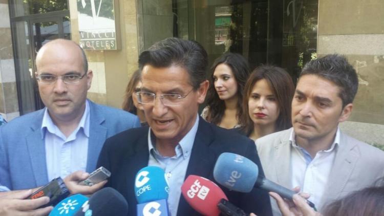 Luis Salvador, a su llegada al encuentro con el PSOE.