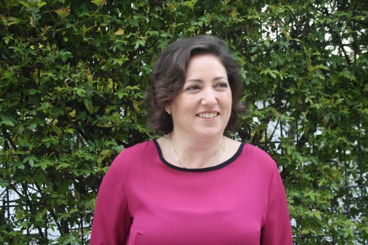 IU admite su sorpresa porque no se ha buscado un perfil más cultural. La parlamentaria María del Carmen Pérez preguntará a la consejera de Cultura si este relevo llevará aparejado un cambio en la gestión.