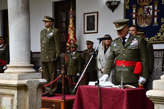 El teniente general De la Esperanza jura en el Madoc.