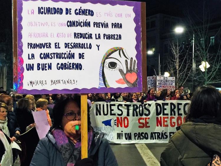 Detalle de la cabeza de la multitudinaria manifestación que ha recorrido Granada.