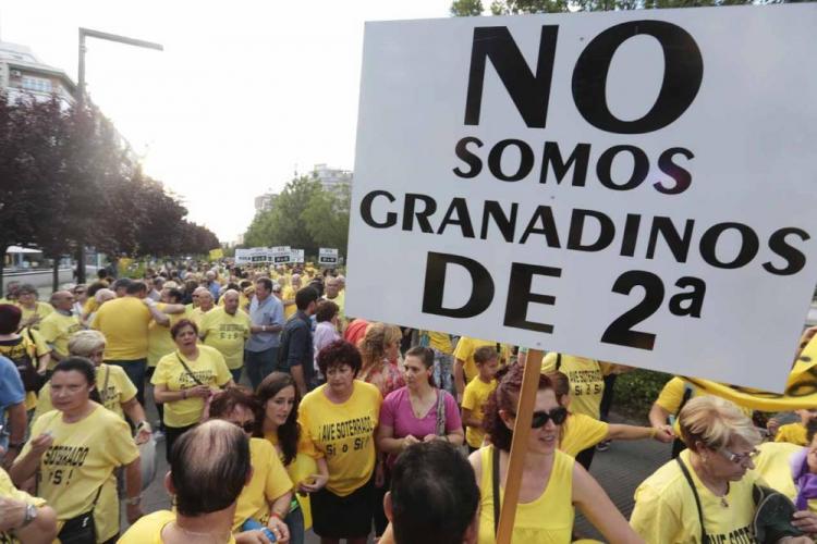 Los vecinos durante una manifestación para reclamar el soterramiento.