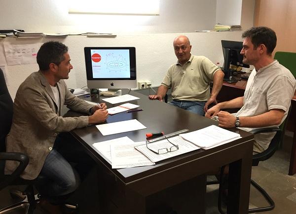 Olivares con representantes de Biciescuela. Olivares con representantes de Biciescuela.