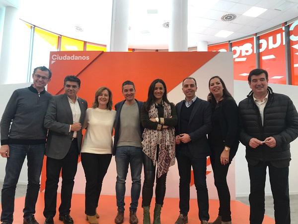 Manuel Olivares con otros de los portavoces que han participado en la reunión. Manuel Olivares con otros de los portavoces que han participado en la reunión.