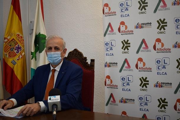 Manuel Montalvo, en una rueda de prensa como concejal de Albolote. Manuel Montalvo, en una rueda de prensa como concejal de Albolote.