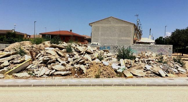 Escombros y basura se acumulan en un solar del municipio.