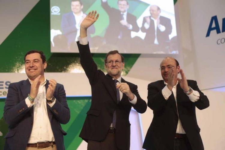 Mariano Rajoy flanqueado por Juan Manuel Moreno y Sebastián Pérez. 