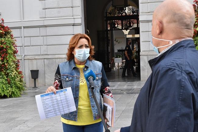 Mari Carmen Pérez, atiende a los medios, este jueves.