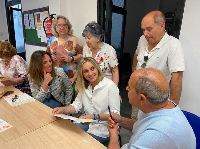 Marifrán Carazo y Rocío Díaz en su encuentro con el Consejo de Mayores. 