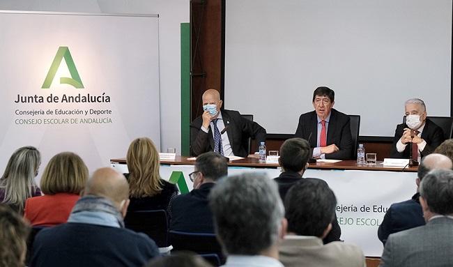 Juan Marín, flanqueado por Javier Imbroda y José Antonio Funes, en un acto el pasado viernes en el Consejo Escolar.