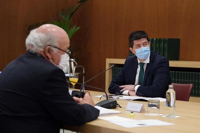 Juan Marín en una imagen con Jesús Aguirre en primer término. Juan Marín en una imagen con Jesús Aguirre en primer término.
