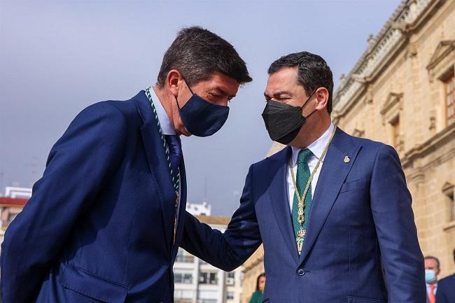 El presidente de la Junta, Juanma Moreno (d), con el vicepresidente de la Junta, Juan Marín(i), en la celebración en el Parlamento del pleno institucional por el Día de Andalucía a 28 de febrero del 2022 en Sevilla .