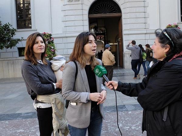 Marta Gutiérrez atendiendo a los periodistas.