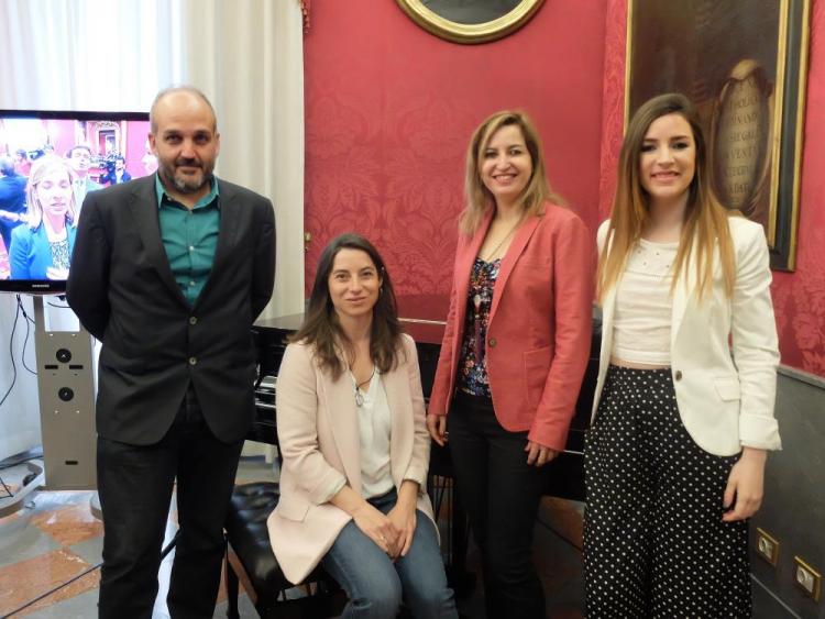 Marta Gutiérrez con los parlamentarios autonómicos y la diputada de Podemos. Marta Gutiérrez con los parlamentarios autonómicos y la diputada de Podemos.
