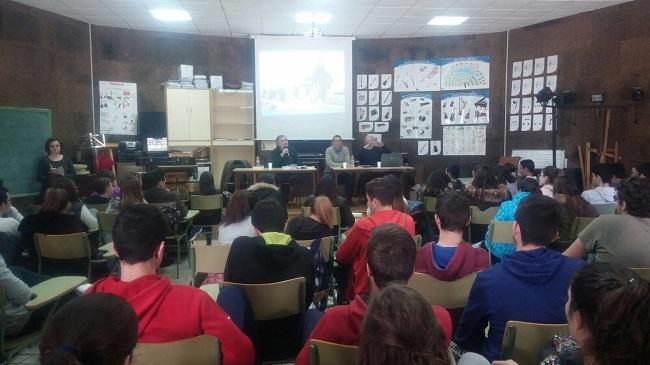 Imagen de archivo de una charla sobre memoria en un instituto granadino. 