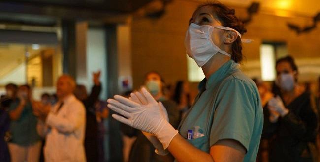 Una profesional sanitaria se unía a la salva de aplausos durante los duros días de la pandemia.