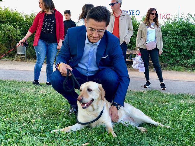 Luis Salvador acaricia a un perro Luis Salvador acaricia a un perro.