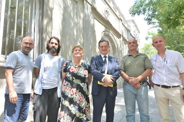 Representantes del Ayuntamiento de Atarfe, de Salvemos la Vega y Adobe Arquitectos, con el jurista Carlos Castresana.