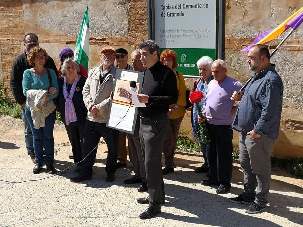 Antonio Cambril en el acto celebrado en las tapias del cementerio.