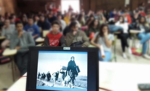Imagen de archivo de una charla sobre La Desbandá en un instituto granadino.